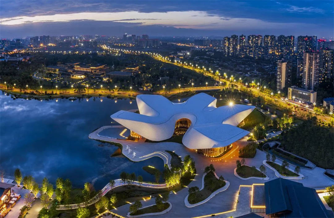 摄/曾兴茂《山城余晖》 摄/曾兴茂《集市》 摄/曾休林《等待甘露