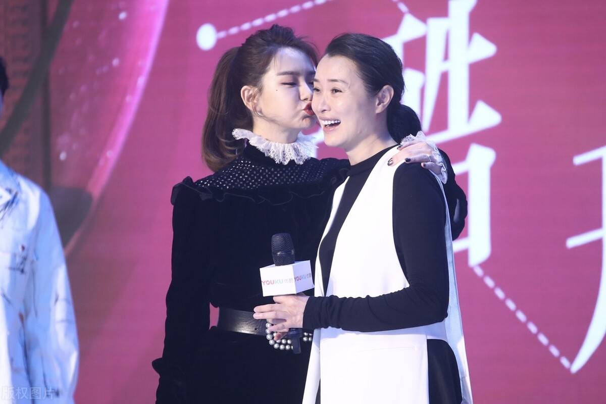 戚薇同框大12岁吴越,她精心打扮虽然时髦靓丽,不及吴越素颜优雅_女人