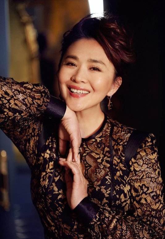 1996年,尤小刚风光迎娶邬倩倩,两人在家里是夫妻,在剧组是合作伙伴