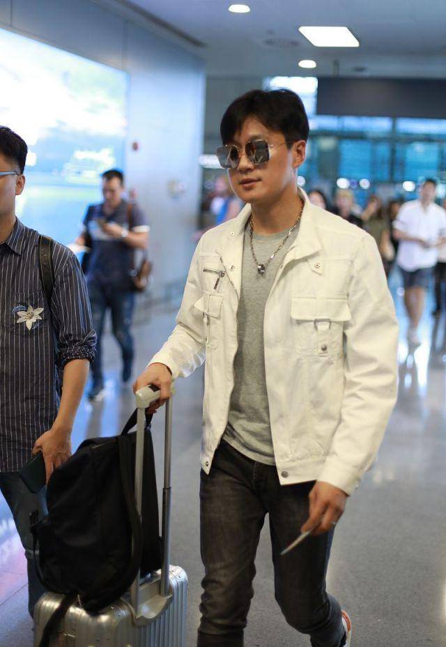40岁佟大为帅气现身机场,休闲装扮似年轻小伙,堪称娱乐圈好男人_关悦