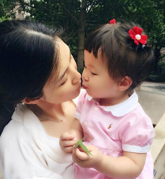 2012年,童蕾嫁给了现任丈夫周旭辉.