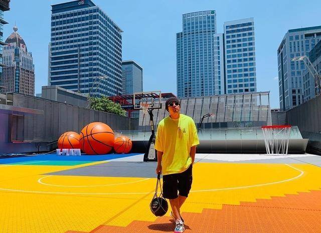 王俊凯片场打篮球,投篮命中率太低,被同伴揶揄两人技术太差_王源_新歌