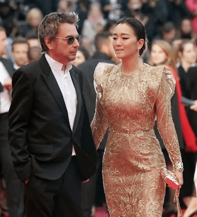 巩俐和老公搂肩逛街,容颜变化大,法令纹深发际线显凸起_米歇尔·雅尔