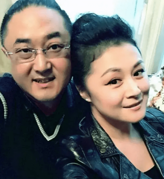 于月仙老师和张学松导演是娱乐圈中少有的恩爱夫妻,他们相识于《乡村