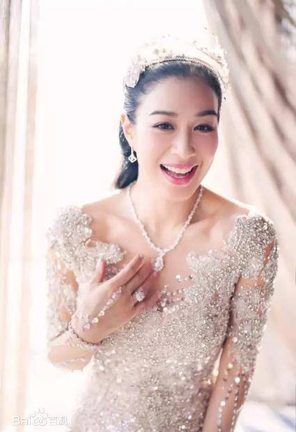 16岁选美30岁拍"三级",3婚带3个女儿嫁小12岁男星,屡被传怀孕_钟丽缇