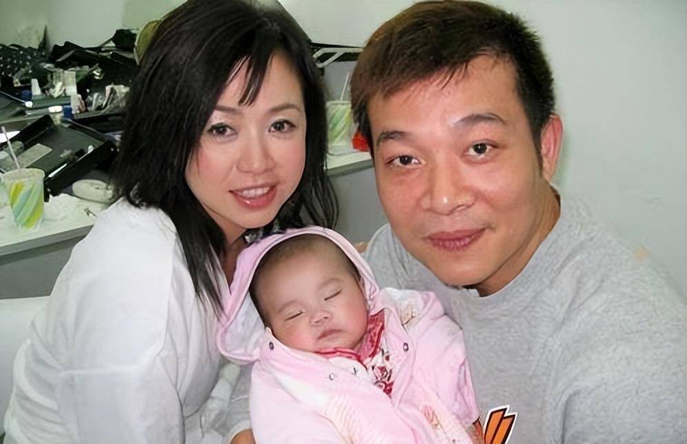 同年10月,唐丽球生下女儿·伍兹熙.