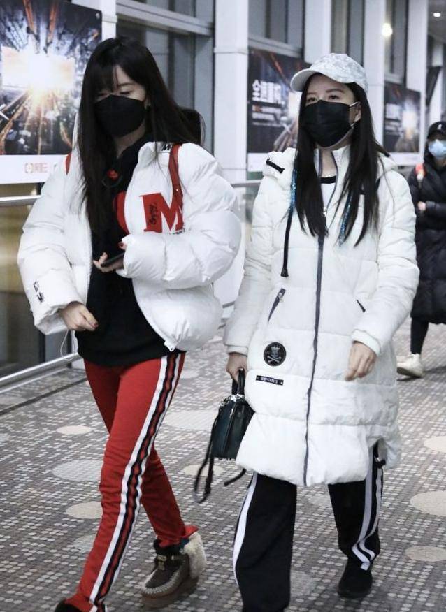 by2姐妹走机场姐姐低调,妹妹变韩系小圆脸,穿紧身裤o型腿_效果_造型