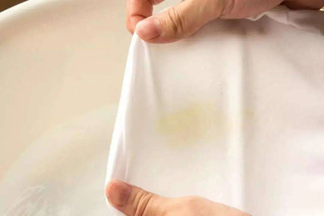 不管枕套、衣领汗渍多重，教你5个小妙招，一洗就干净_衣物_洗涤剂_方法