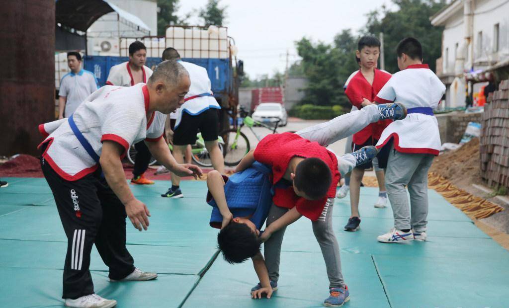 退路进室,"沧口跤王"场馆大变样_训练_摔跤_黄保青