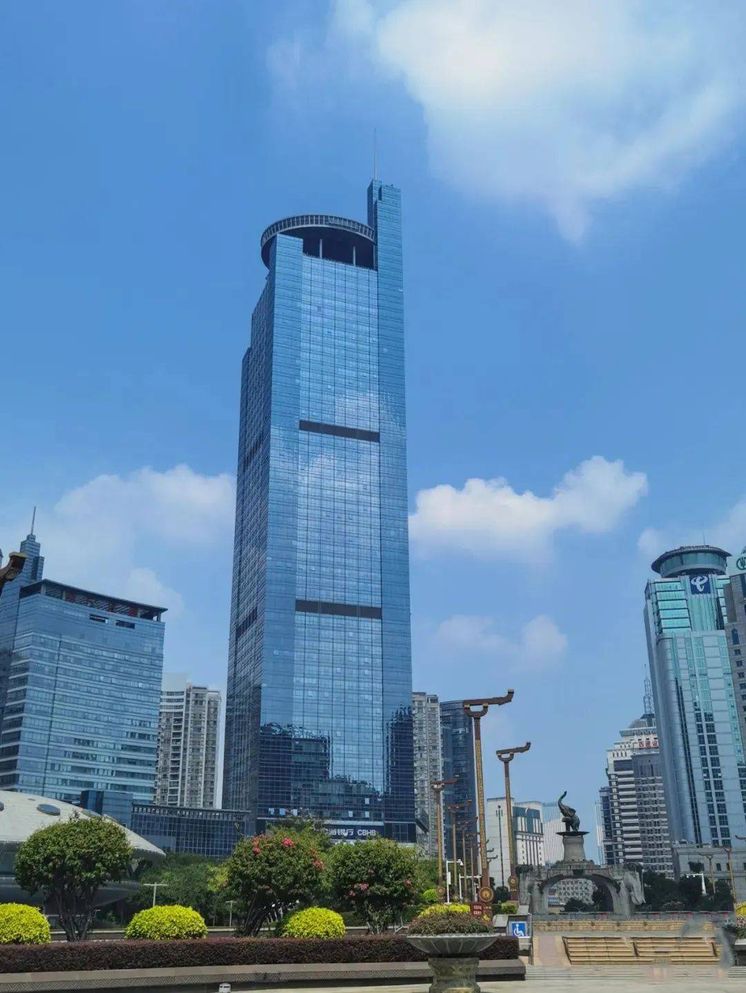 南宁地王国际大厦,曾经是中国西南第一高楼,"统治"了南宁天际线十余年