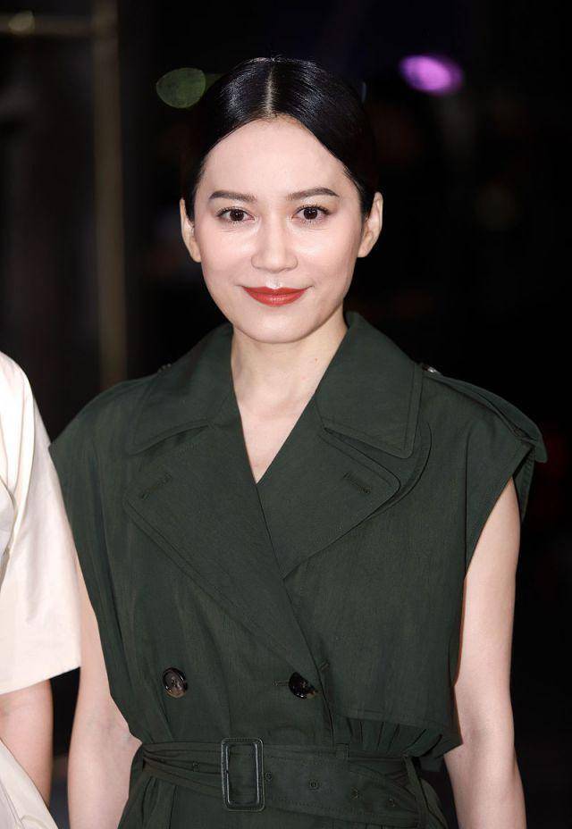 48岁俞飞鸿黑色无袖套装亮相,高贵气质衬托完美,丝毫看不出年龄_丈夫