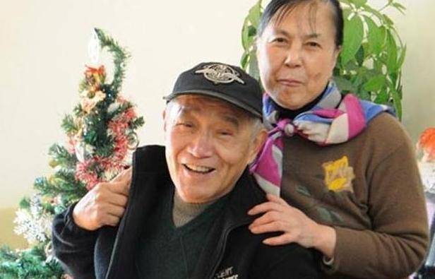 84岁国宝级老戏骨牛犇,两个儿子都随母姓,今给朱时茂送老婆走红_因为