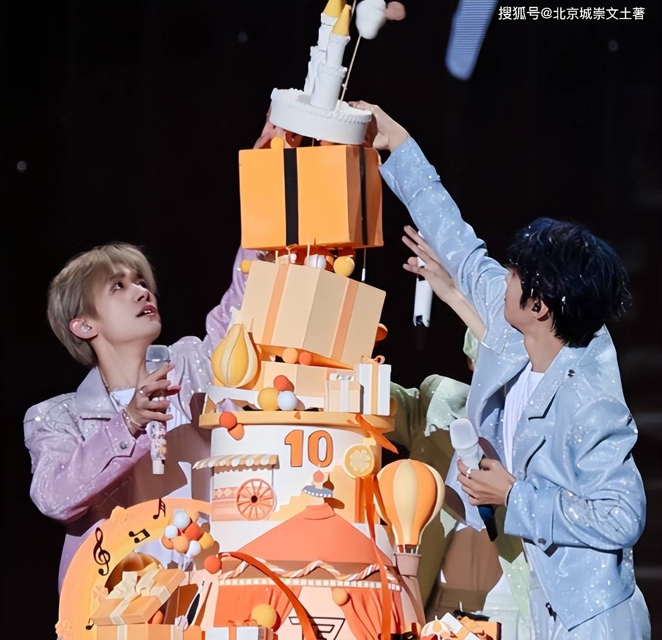 十周年蛋糕是被现场歌迷们的热情所深深感动,所以才会抢戏,好在tfboys