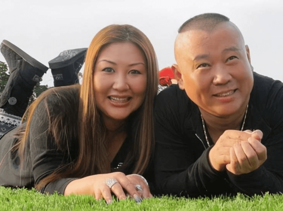 郭德纲妻子暴肥引担忧,手臂细肚腩大需人搀扶,8岁儿子体型随妈_王惠