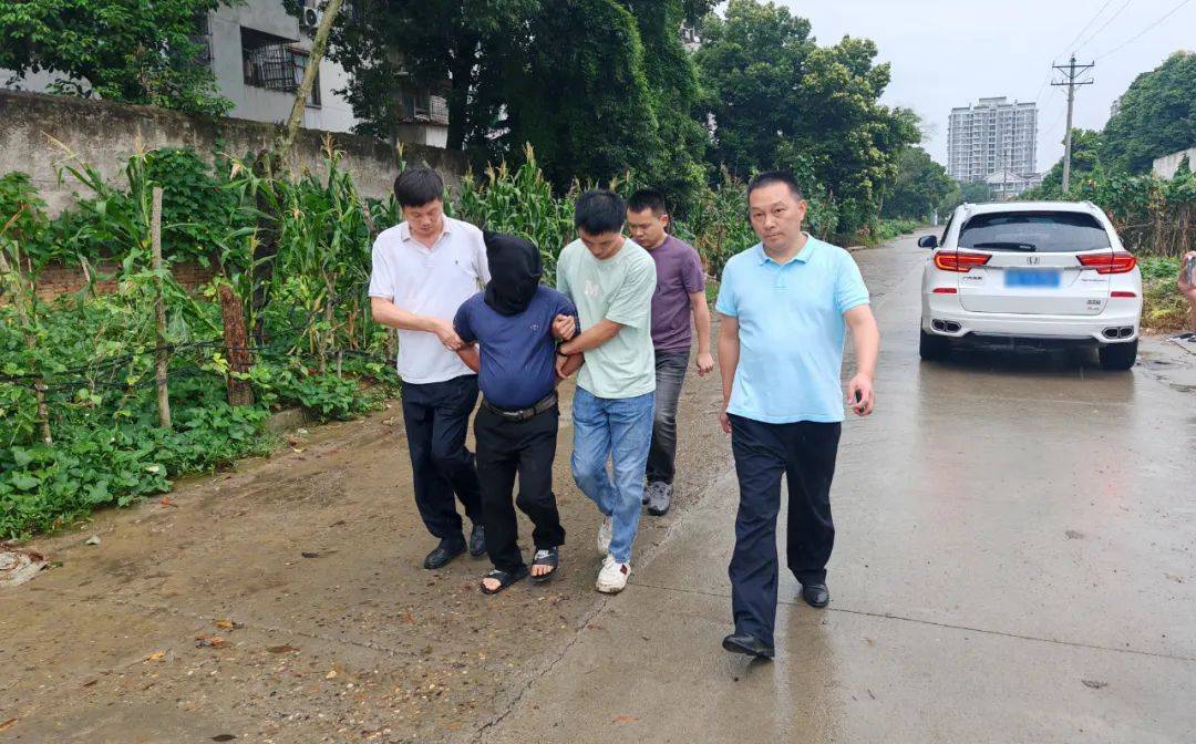 阆中市副市长,公安局长杜小兵,政委周波等领导,多次组织专题研究.