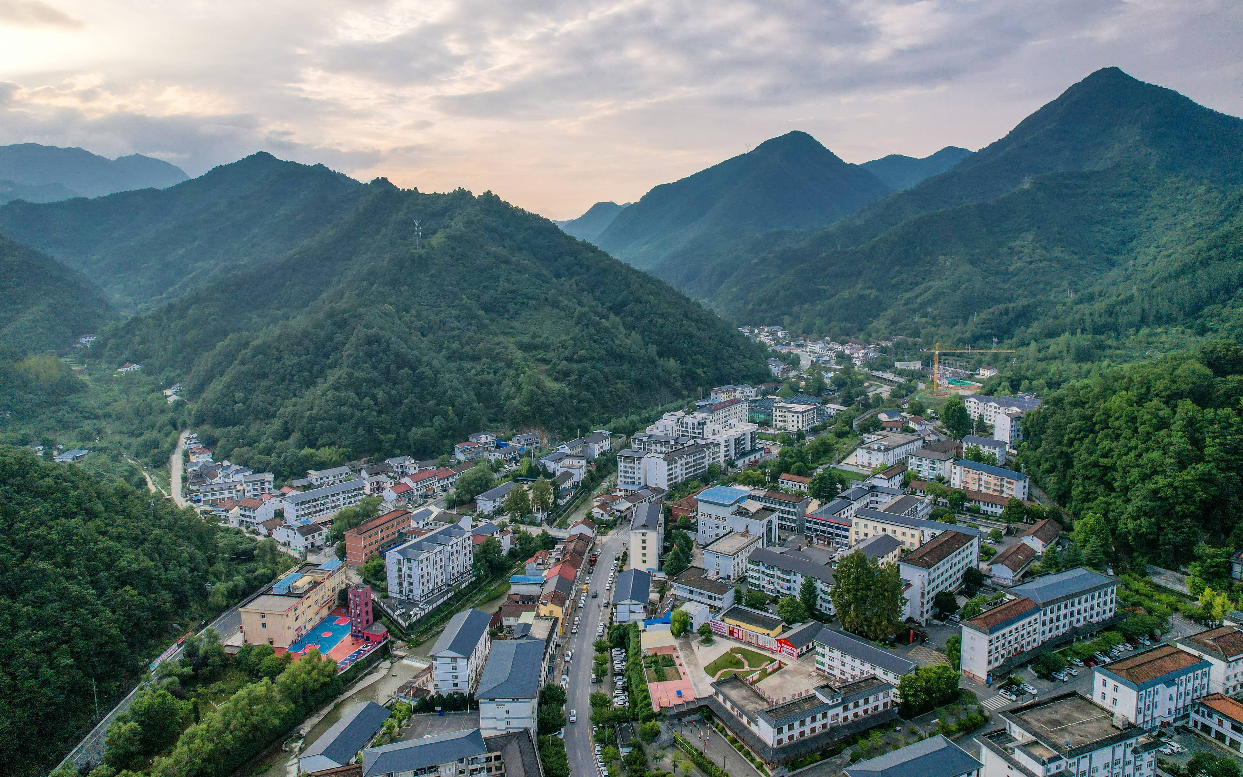 据相关资料介绍,汉中市留坝县属亚热带北缘山区暖温带湿润季风气候区