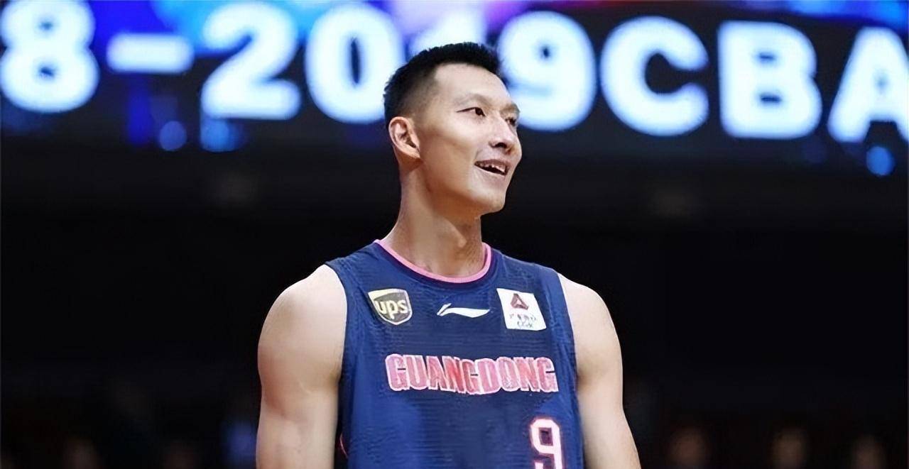 她是易建联的老板娘,背部纹身时尚,年过40仍是气质十足_吴迪_篮球