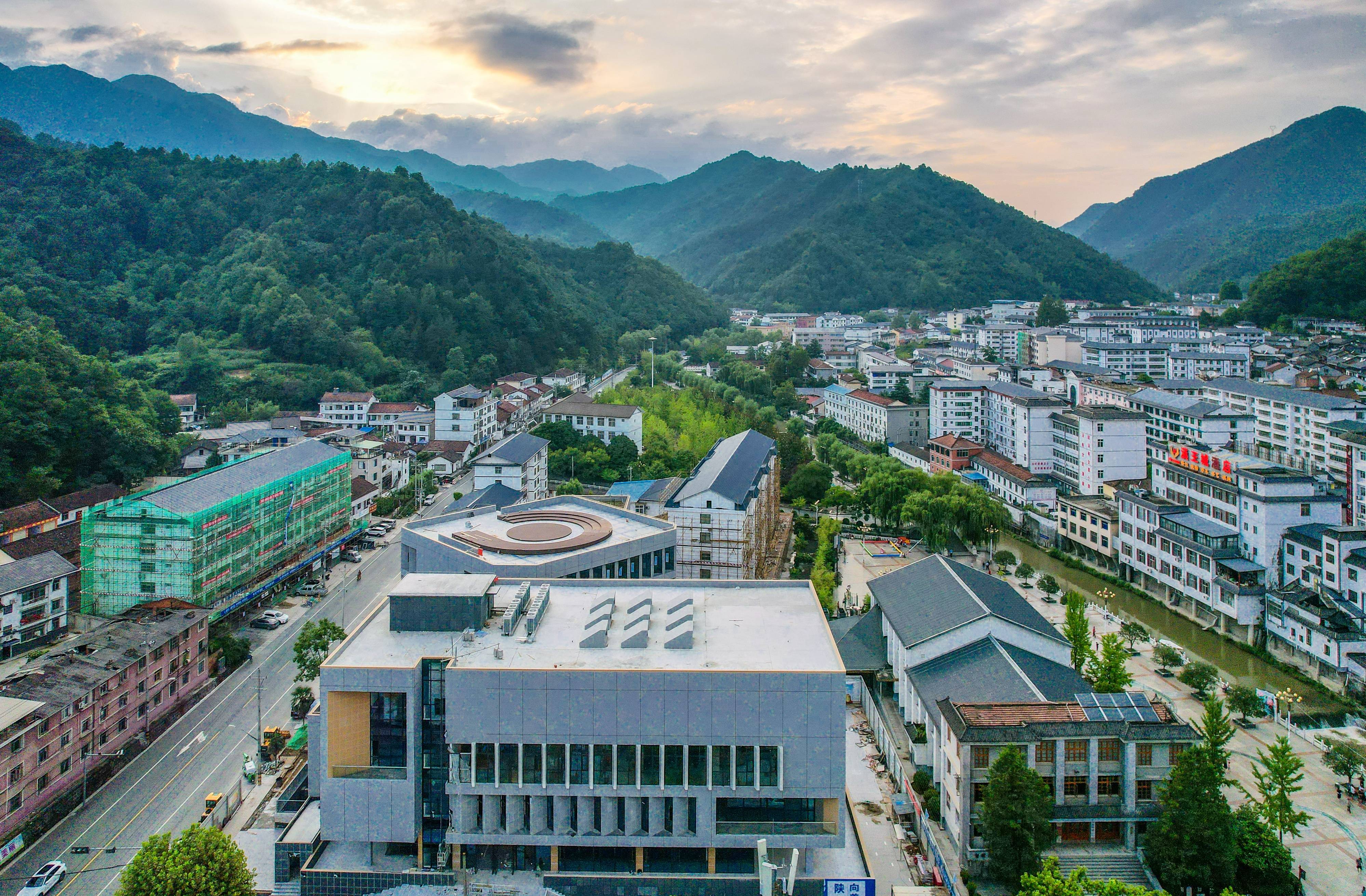 被严重低估的夏季避暑城市,藏在秦岭之中,电器店的空调卖不掉