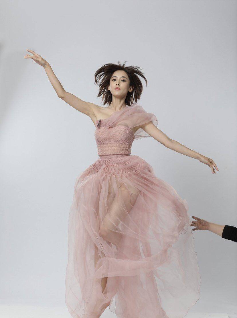 古力娜扎粉色时装裙时尚写真,时尚身材一目了然_裙子_显得_的设计
