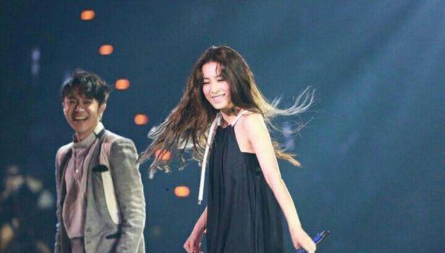 hito颁奖典礼田馥甄手吴青峰演唱经典!