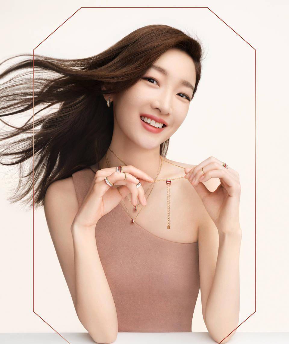 周冬雨斜肩穿,裙大秀光滑美背,歪头绽放治愈系的甜美笑容