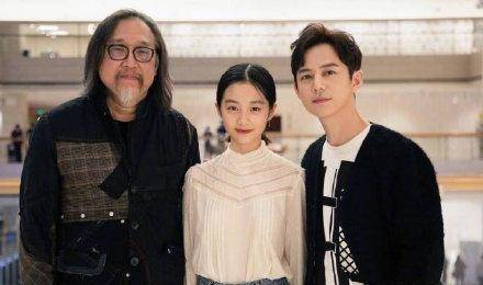 黄磊孙莉女儿黄多多近照,时尚打扮显得时尚,越来越像母亲_父母_微博