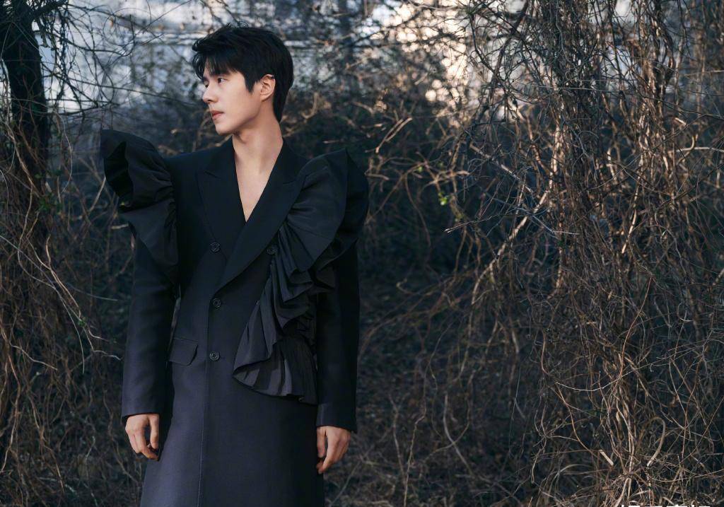 刘昊然2022春夏男装大片,精裁天蓝套装,插画印花衬衫,黑白条纹羊毛衫