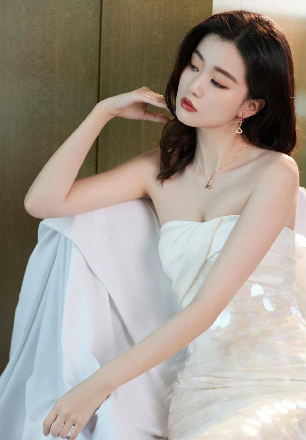 乔欣越来越有女人味,白色抹身材连衣裙露出精致锁骨,腰臀比绝了