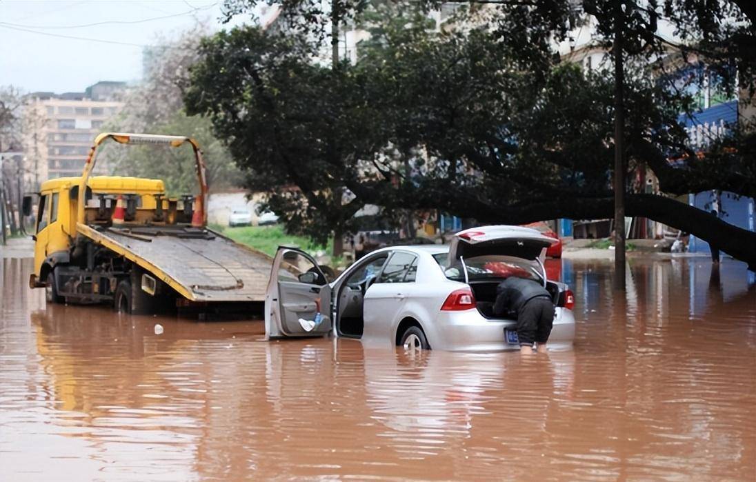 被洪水冲走的汽车,最终都去哪了?车被冲走车贷还用还吗?