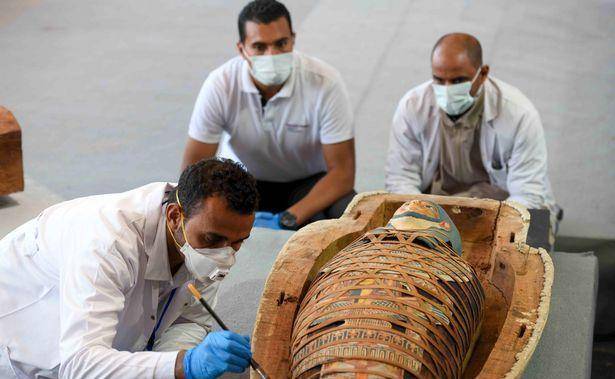 里面的木乃伊遗骸也被包裹在埋葬布上,上面覆盖着色彩鲜艳的象形文字