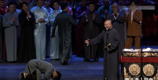 因张九龄当众给郭德纲下跪磕头,德云社又惹争议,网友吐槽规矩多_传统