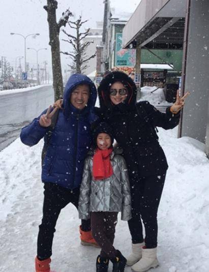 辛柏青:靠洗衣粉娶回朱媛媛,一生只谈一次恋爱,爱妻子也爱女儿_父母