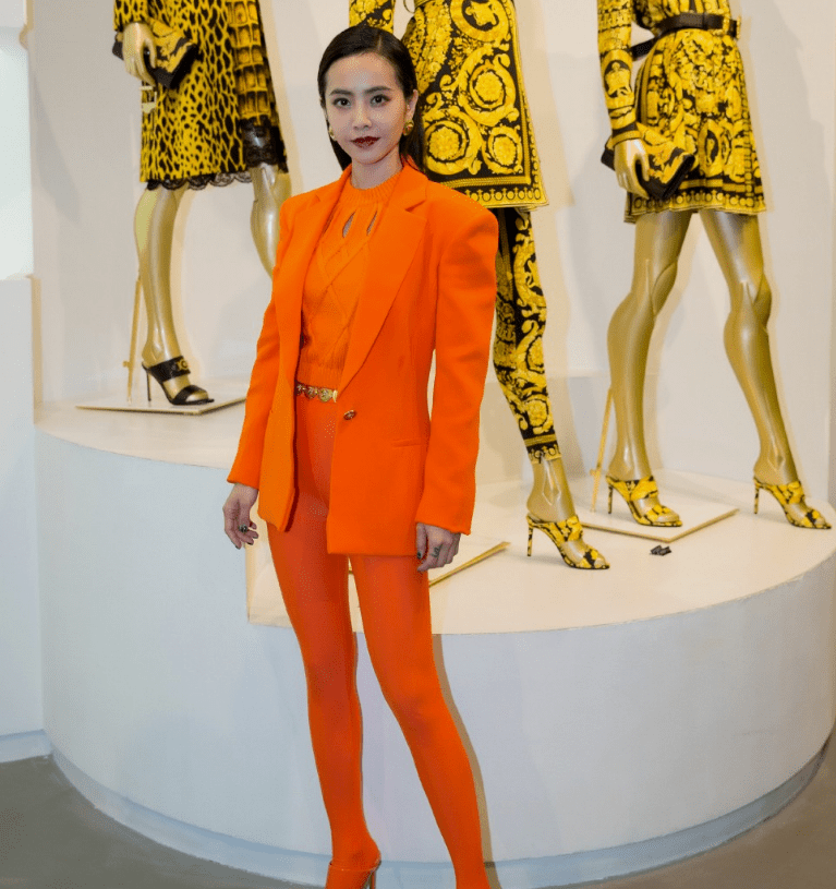 蔡依林终于不再低调,橙色袜子橙色西装变身青春靓女!_时尚_女孩_衣服