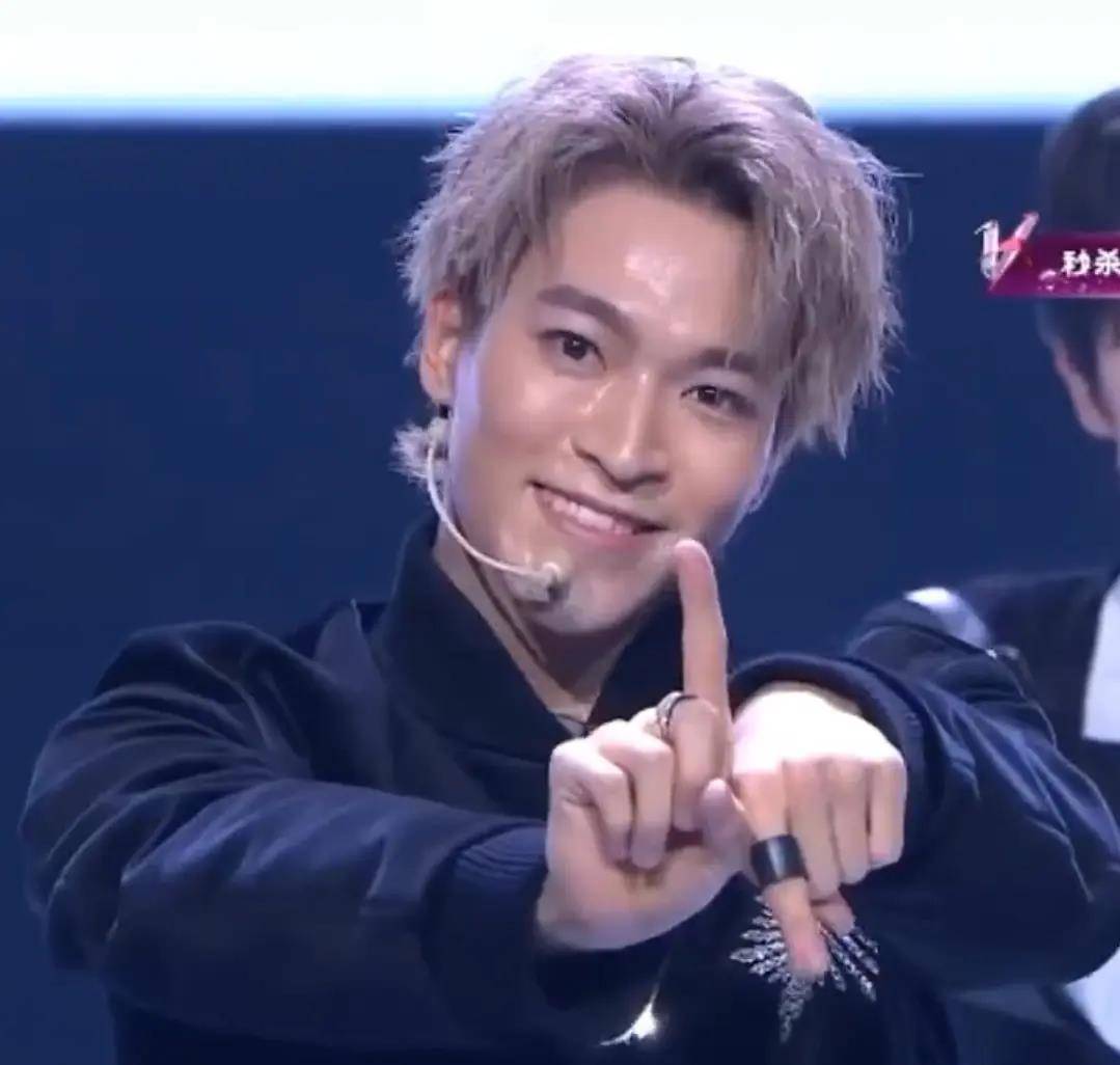 into1第一次舞台:周柯宇显黑,刘彰满头大汗,力丸"逃过一劫"_网友_活动