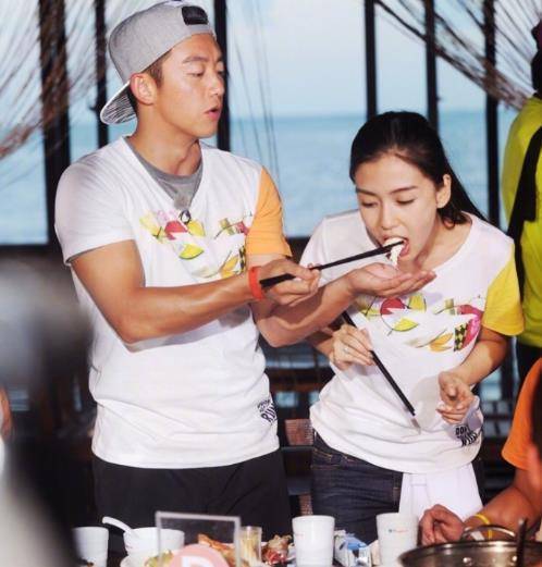 最高兴的当属郑恺了,从第一季起angelababy和郑恺就是"跑男cp"俩人在