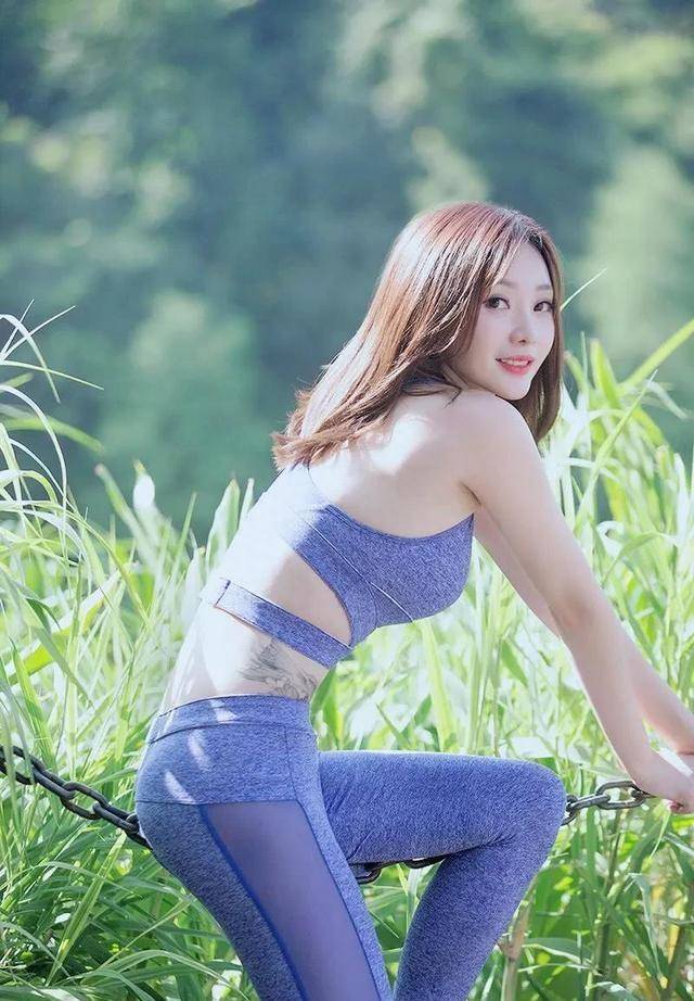 柳岩不愧是大桃子,现在四十多岁了还像个少女_瑜伽_生活_锻炼