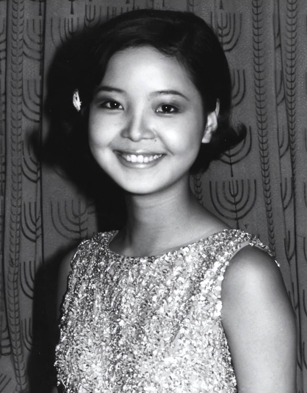 有一段时间,邓丽君跟随乐队在越南演出,因为越南蚊子多,乐队的男孩们