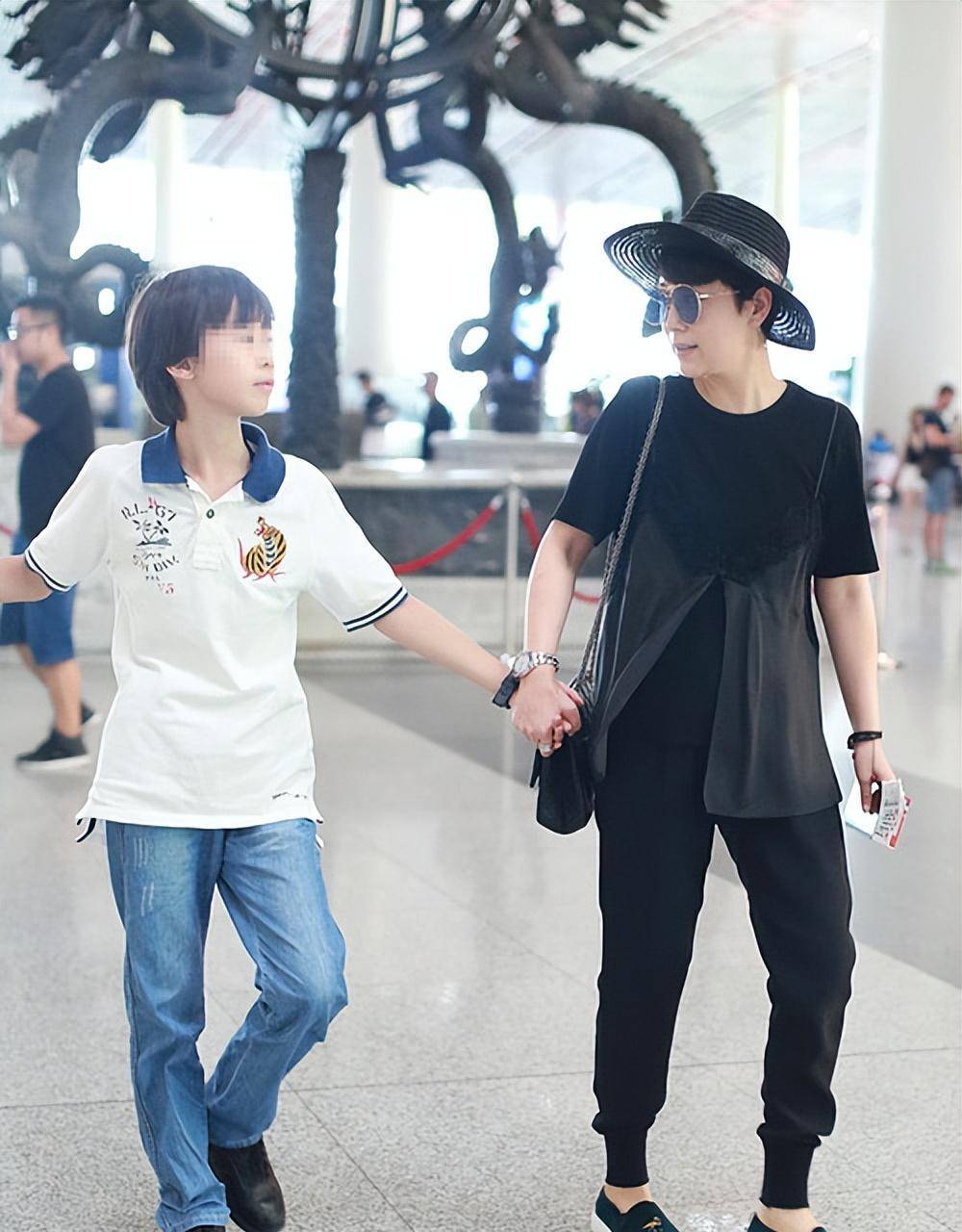 海清儿子钢琴10级,游泳3块金牌,她教育孩子这5招,值得收藏_兴趣_妈妈