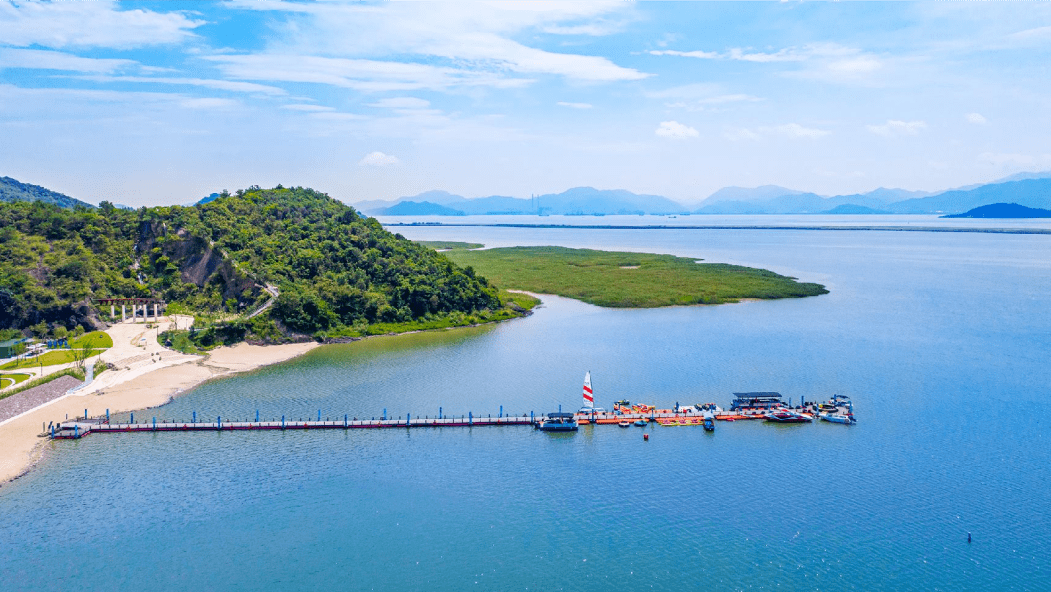 水清面蓝,青山抱海,岸线向阳,得天独厚的天妃湖,如同一颗镶嵌在海岸上