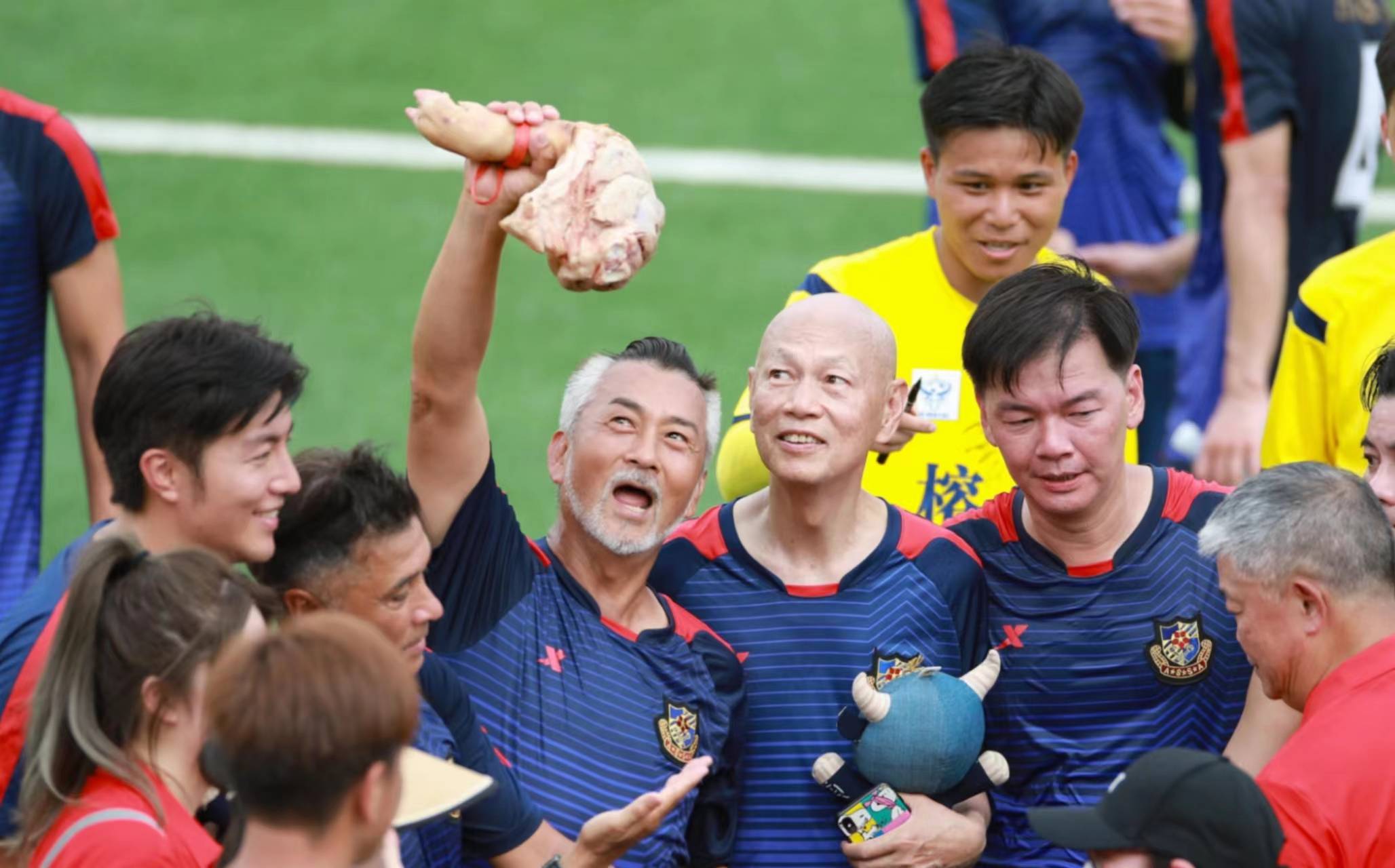 香港明星足球队4:3喜提村超奖品大猪蹄