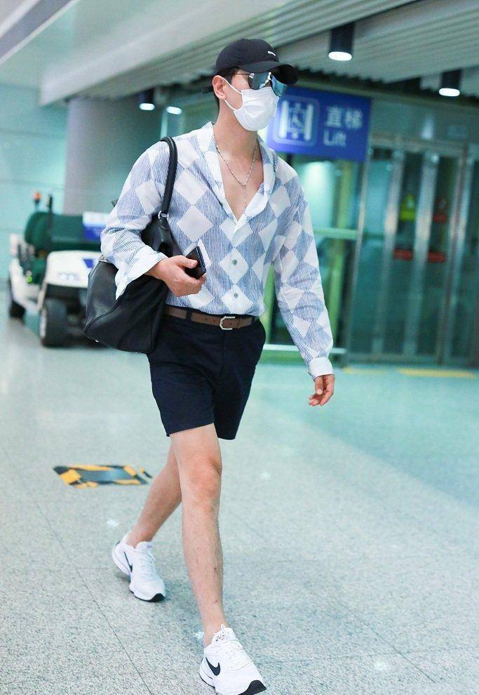 张亮一对儿女罕见同框,儿子遗传爸爸的身高,5岁女儿品位太像爸_衬衫