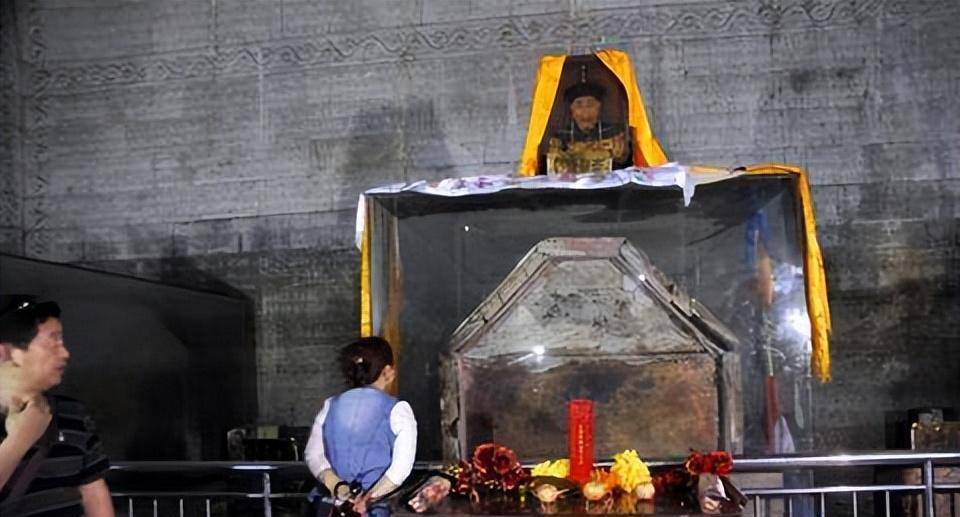 孙殿英盗乾隆墓,为什么敲碎了乾隆的牙?_宝贝_尸体_字画