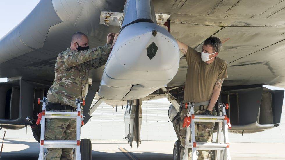 B-1B“枪骑兵”又不退役了？美空军考虑对它升级，安装高超声速导弹 -6parkbbs.com