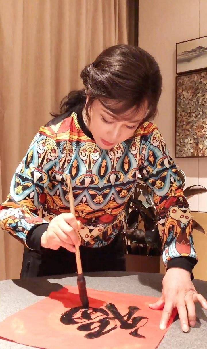 66岁刘晓庆,含情脉脉,耳长15厘米,巨无霸玉石手珠太惹眼_武则天_女人
