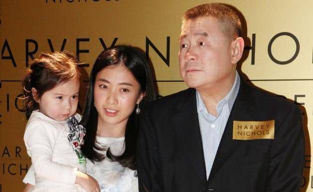 她总是能轻易地搞定被采访对象,1999年梁咏琪加入郑伊健事件,让她一战