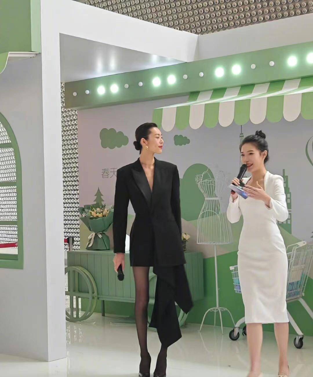 1刘雯身穿性感黑丝,双腿已至主持人腰部