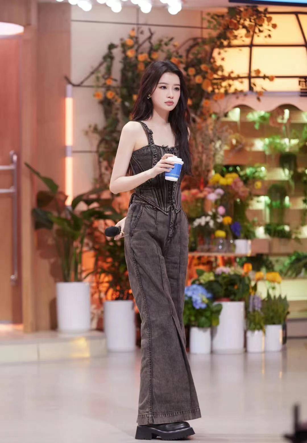 低腰裤很流行,如何选择,如何穿才能让你不显得低俗,矮胖!