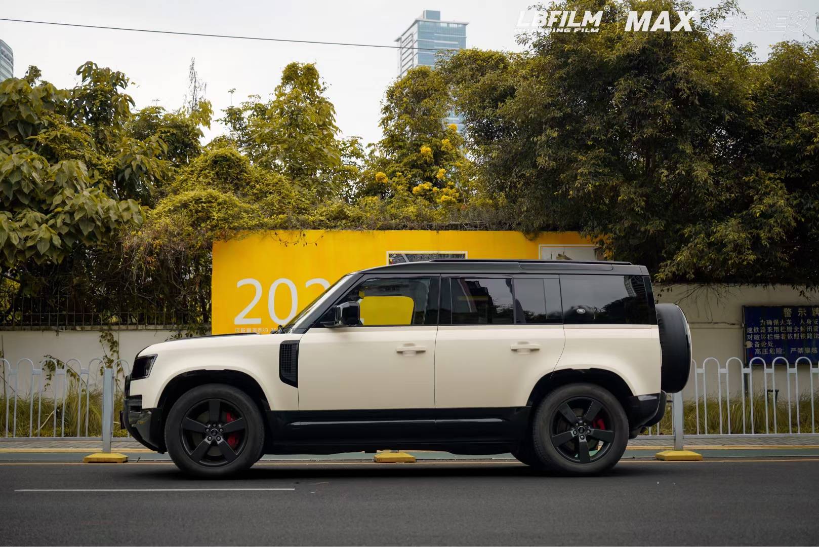路虎卫士lb改色膜消光沙漠黄,饱和度低的淡黄低调又不失野性_搜狐汽车