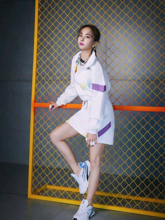 蔡依林穿紧身衣勾勒出众线条,秀高难度一字马,网友:魔鬼身材_照片