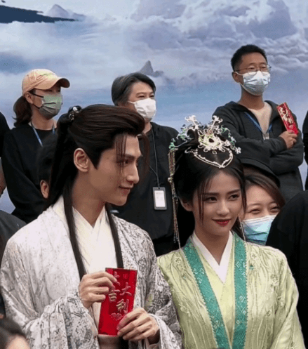 曝罗云熙受伤坐轮椅!